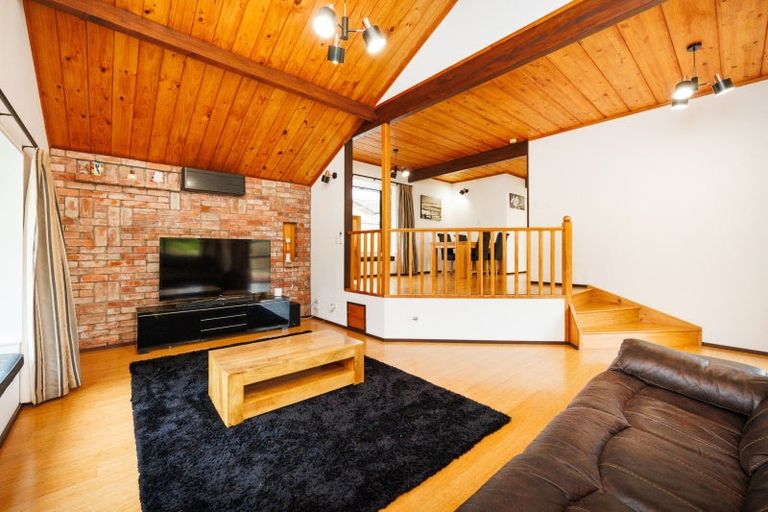 Photo of property in 11 Hillgrove Place, Fitzherbert, Palmerston North, 4410