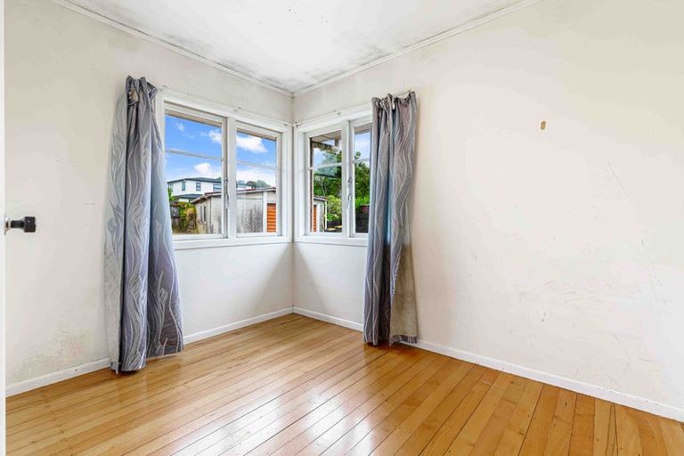 Photo of property in 18 Vodanovich Road, Te Atatu South, Auckland, 0610