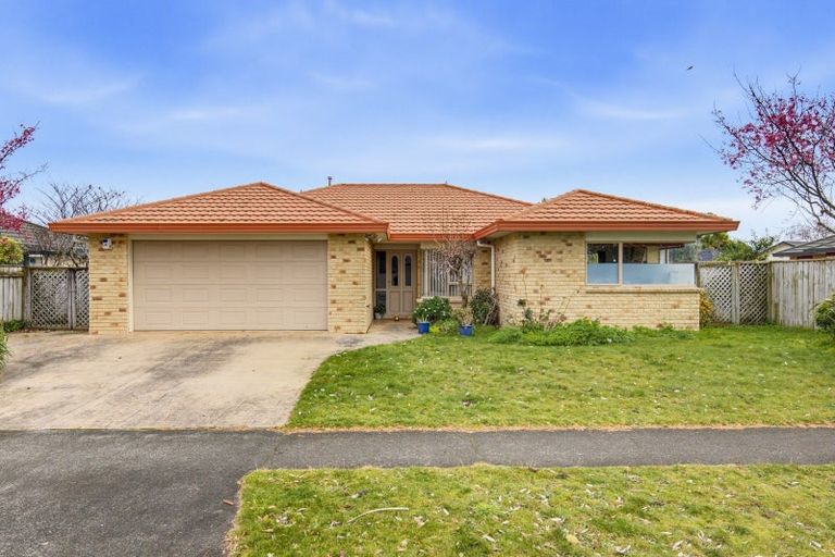 Photo of property in 74 Guildford Drive, Paraparaumu, 5032