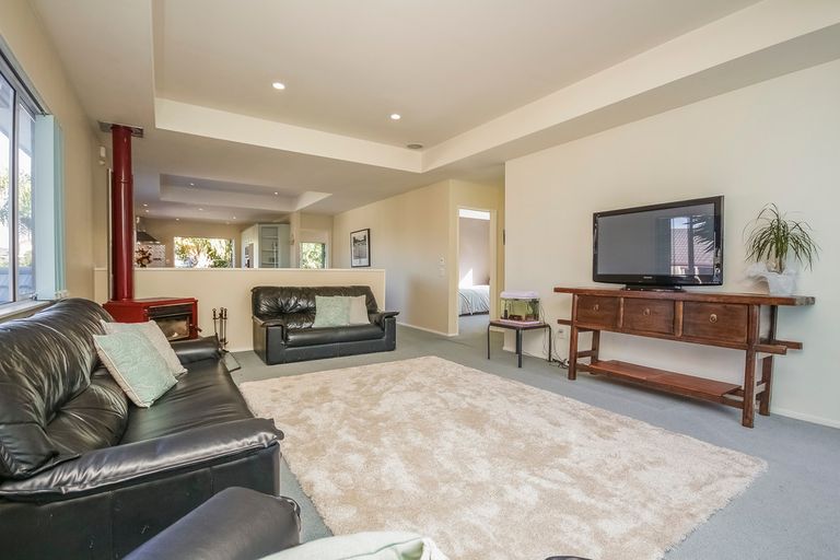 Photo of property in 5 Oystergrove Road, West Harbour, Auckland, 0618