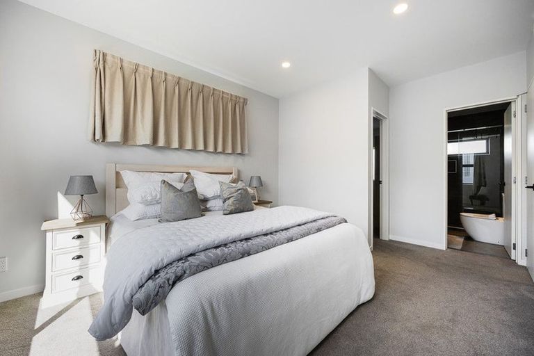 Photo of property in 25b Kiteroa Terrace, Rothesay Bay, Auckland, 0630
