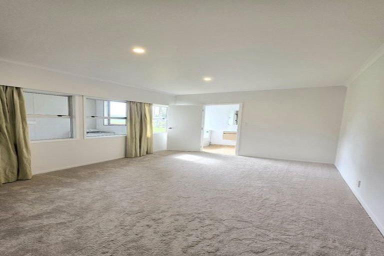 Photo of property in 10 Hillcrest Grove, Hillpark, Auckland, 2102