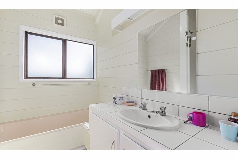 Photo of property in 56 Kennedy Avenue, Forrest Hill, Auckland, 0620