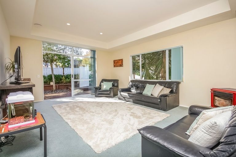 Photo of property in 5 Oystergrove Road, West Harbour, Auckland, 0618