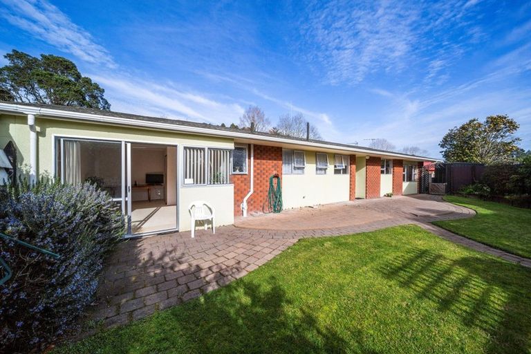 Photo of property in 8 Spencer Place, Merrilands, New Plymouth, 4312