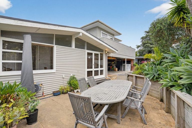 Photo of property in 12 Garmons Way, Castor Bay, Auckland, 0620