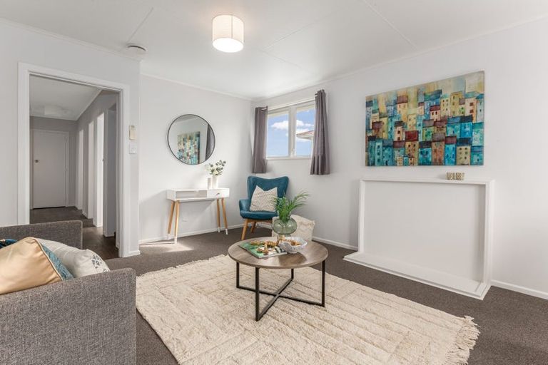 Photo of property in 32 Beauzami Crescent, Ascot Park, Porirua, 5024