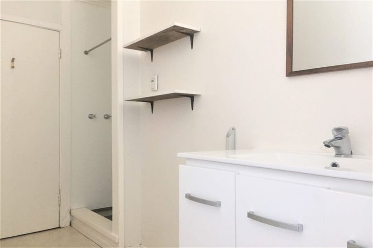 Photo of property in 150 Kelburn Parade, Kelburn, Wellington, 6012