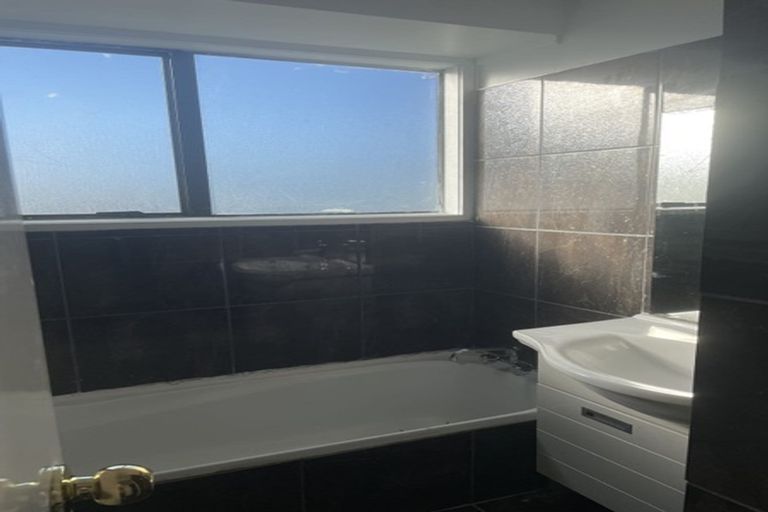 Photo of property in 10 Faram Place, Massey, Auckland, 0614