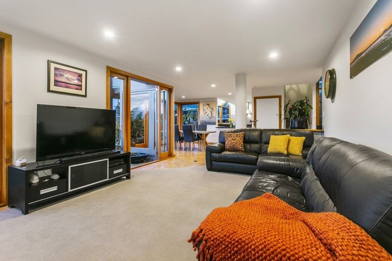 Photo of property in 2/5 Mizpah Road, Waiake, Auckland, 0630