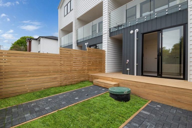 Photo of property in 8/94 Godley Road, Green Bay, Auckland, 0604