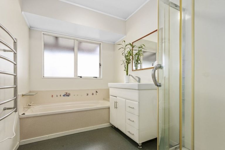 Photo of property in 17 Edgewater Drive, Pakuranga, Auckland, 2010