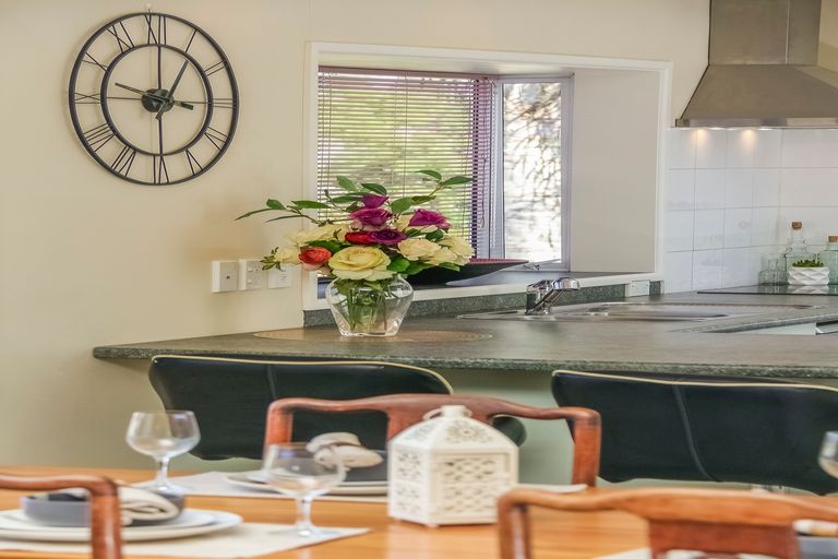 Photo of property in 5 Oystergrove Road, West Harbour, Auckland, 0618