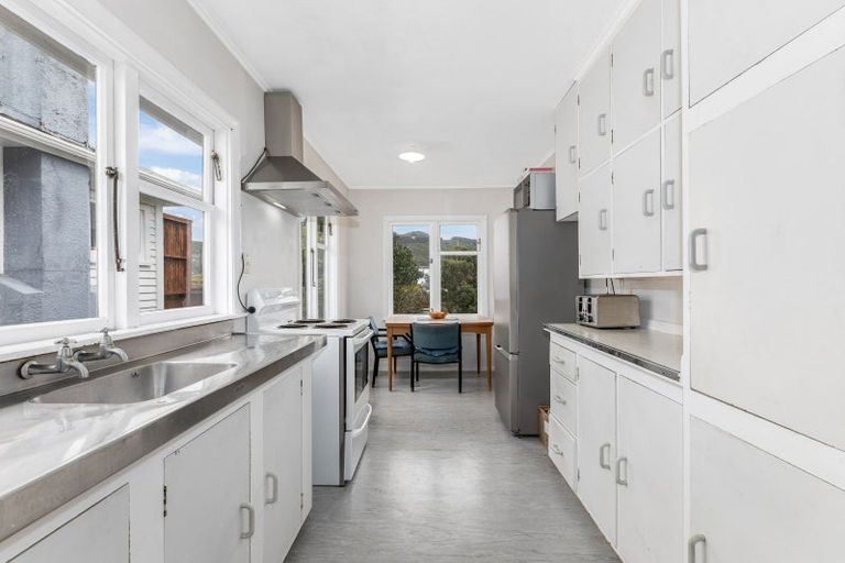 Photo of property in 12 Taylor Terrace, Tawa, Wellington, 5028