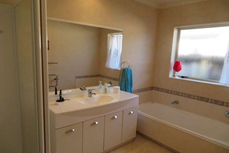 Photo of property in 70 Tuihana Drive, Papamoa Beach, Papamoa, 3118