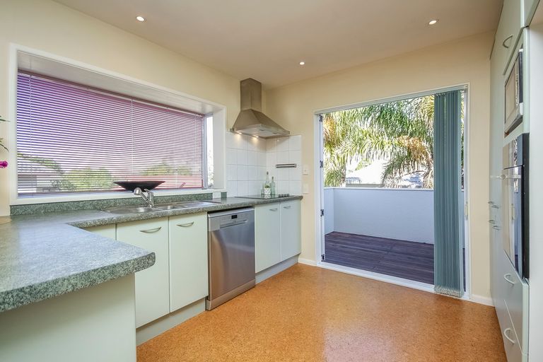Photo of property in 5 Oystergrove Road, West Harbour, Auckland, 0618
