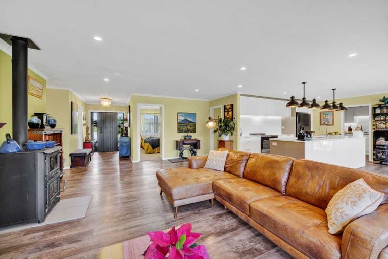 Photo of property in 2 Te Ara Karoiroa Road, Hurford, New Plymouth, 4374