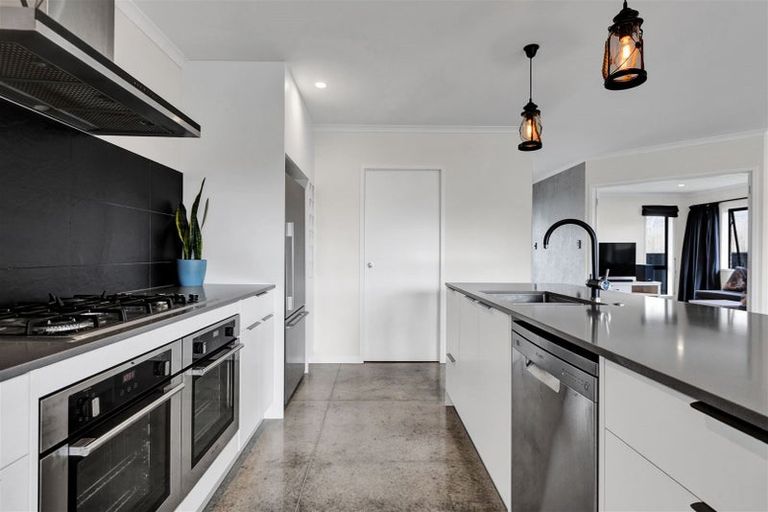 Photo of property in 15 Frederick Place, Whalers Gate, New Plymouth, 4310