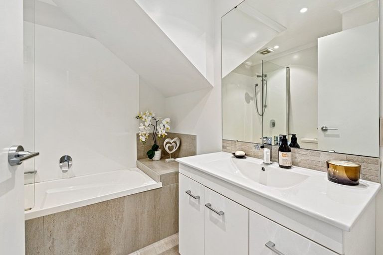 Photo of property in 176 Hobsonville Point Road, Hobsonville, Auckland, 0616