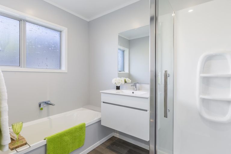 Photo of property in 1/12 Lydford Place, Glendene, Auckland, 0602