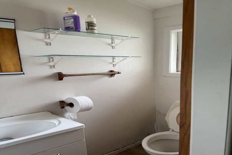 Photo of property in 17 Edgeworth Road, Glenfield, Auckland, 0629