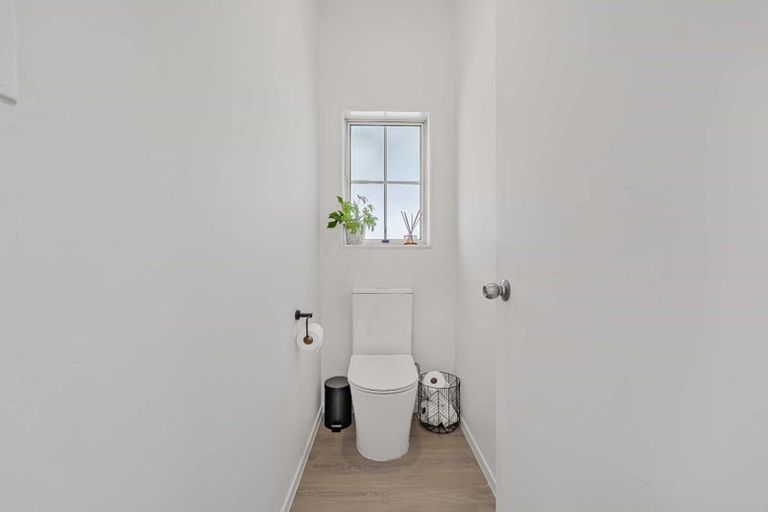 Photo of property in 2/56 Northcote Road, Northcote, Auckland, 0627