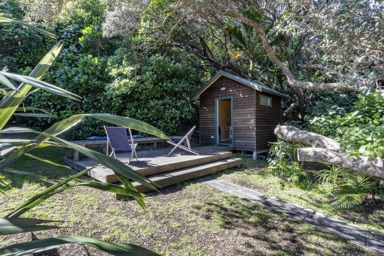 Photo of property in 35 North Piha Road, Piha, 0772