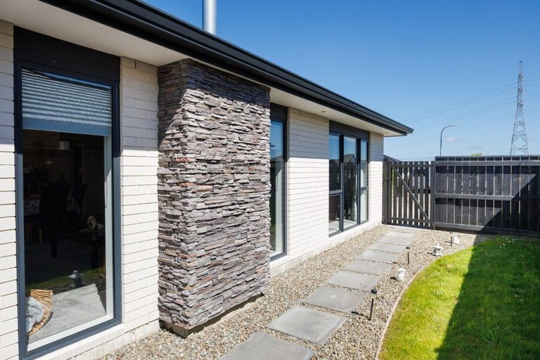 Photo of property in 42 Cyprus Place, Fitzherbert, Palmerston North, 4410