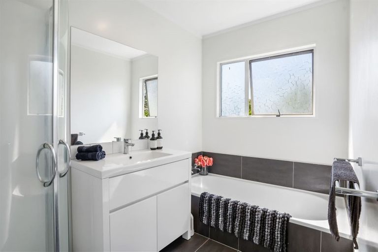 Photo of property in 2/307a Wairau Road, Totara Vale, Auckland, 0627