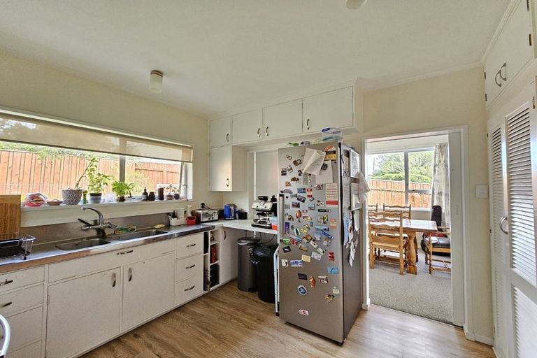 Photo of property in 42 Churton Drive, Churton Park, Wellington, 6037