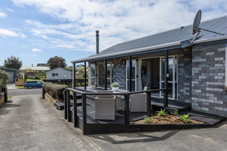 Photo of property in 32 Rutherford Drive, Waikanae Beach, Waikanae, 5036