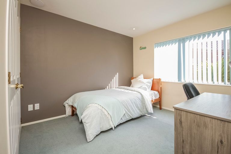 Photo of property in 5 Oystergrove Road, West Harbour, Auckland, 0618