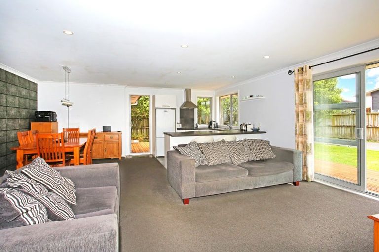 Photo of property in 8 Breaker Grove, Waiuku, 2123