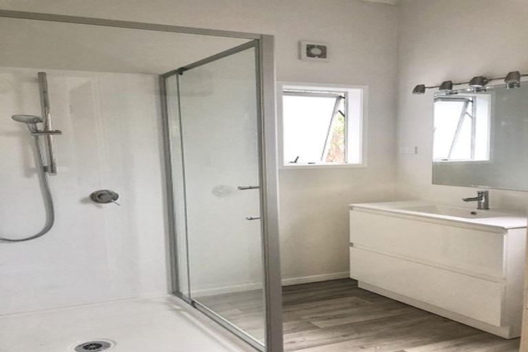 Photo of property in 18 Halldene Terrace, Red Beach, 0932