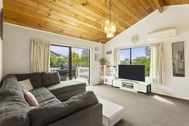 Photo of property in 3 Lorena Place, West Harbour, Auckland, 0618