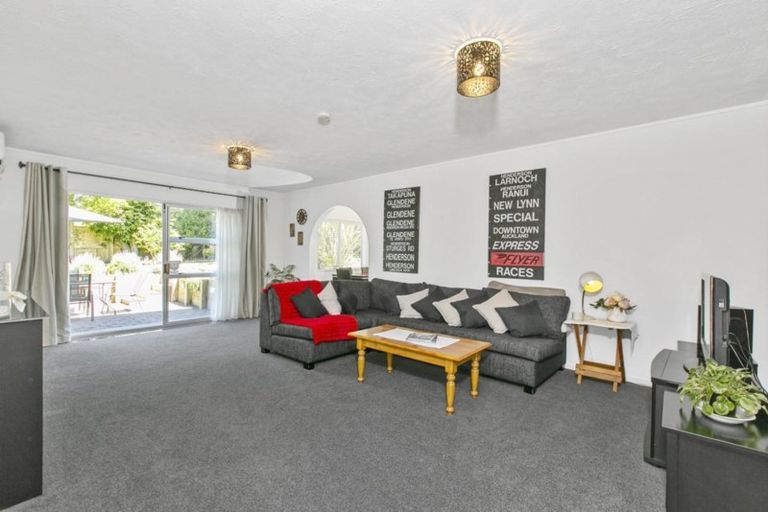 Photo of property in 1/104 Manhattan Heights, Glendene, Auckland, 0602