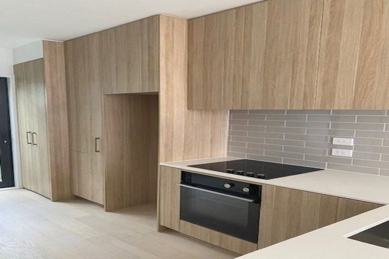 Photo of property in 19 Lyons Avenue, Murrays Bay, Auckland, 0630