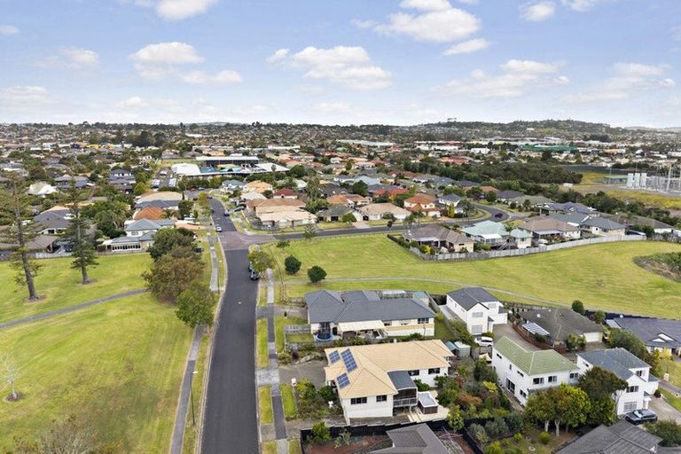 Photo of property in 24 Corta Bella Place, Golflands, Auckland, 2013