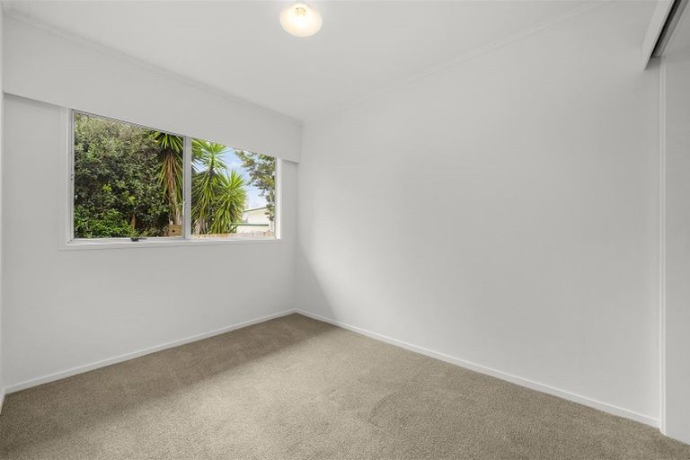 Photo of property in 2/11a Bayside Avenue, Te Atatu Peninsula, Auckland, 0610