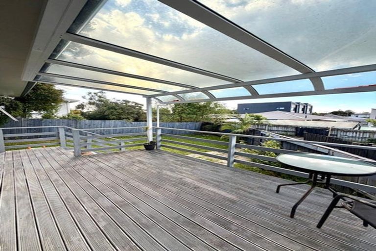 Photo of property in 2/47 Archibald Road, Kelston, Auckland, 0602
