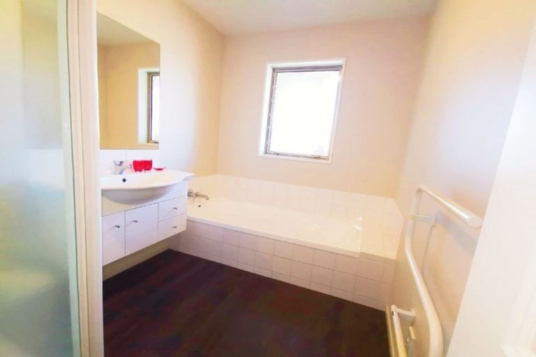 Photo of property in 2 Okuku Place, Hei Hei, Christchurch, 8042