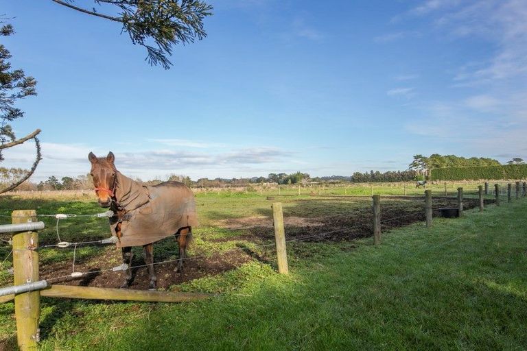 Photo of property in 102 Boord Crescent, Kumeu, 0891
