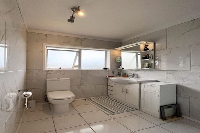 Photo of property in 33 Sartors Avenue, Northcross, Auckland, 0630