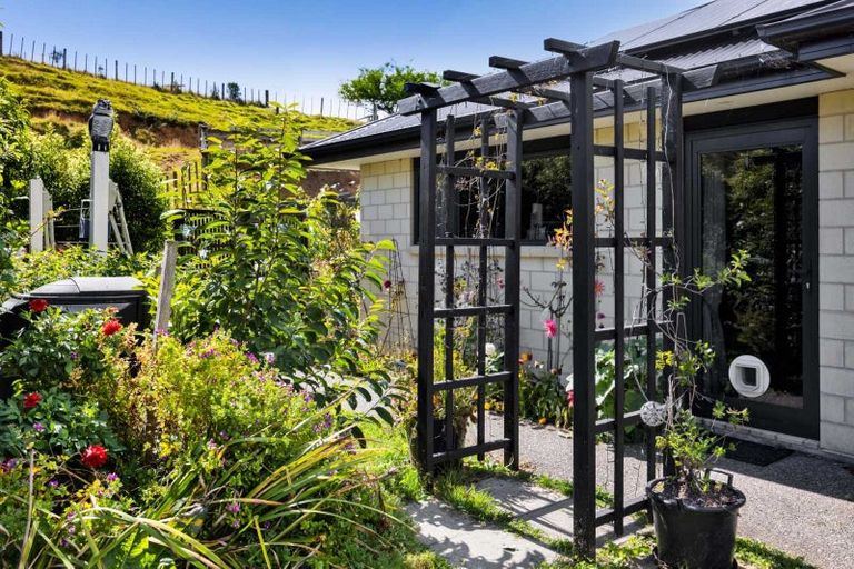 Photo of property in 2 Te Ara Karoiroa Road, Hurford, New Plymouth, 4374