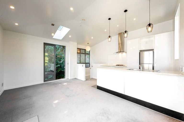 Photo of property in 15 San Sebastian Road, Kelburn, Wellington, 6012