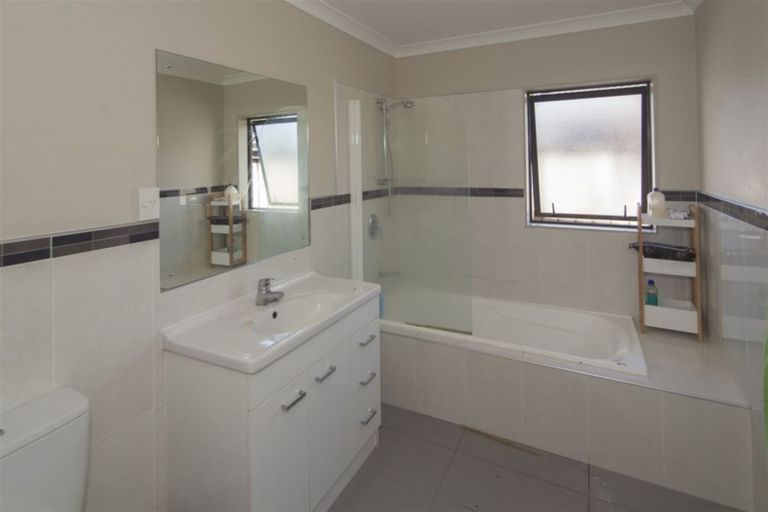 Photo of property in 2b Waikaukau Road, Glen Eden, Auckland, 0602