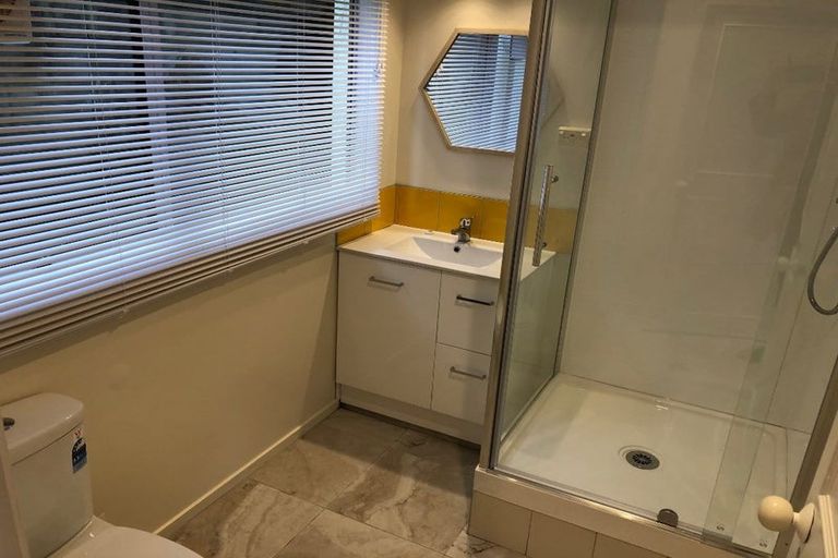 Photo of property in 33 Noeleen Street, Glenfield, Auckland, 0629