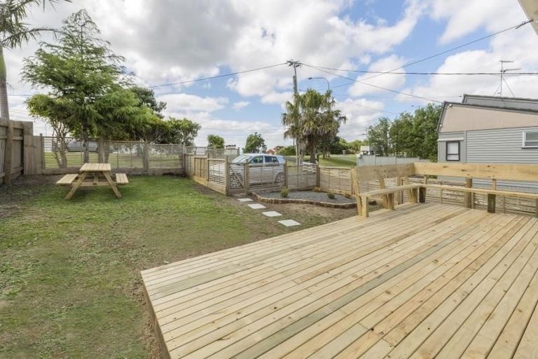 Photo of property in 1/862 East Coast Road, Northcross, Auckland, 0630