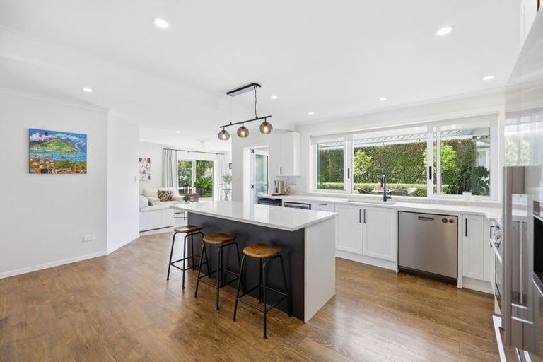 Photo of property in 2 Callender Place, Shelly Park, Auckland, 2014