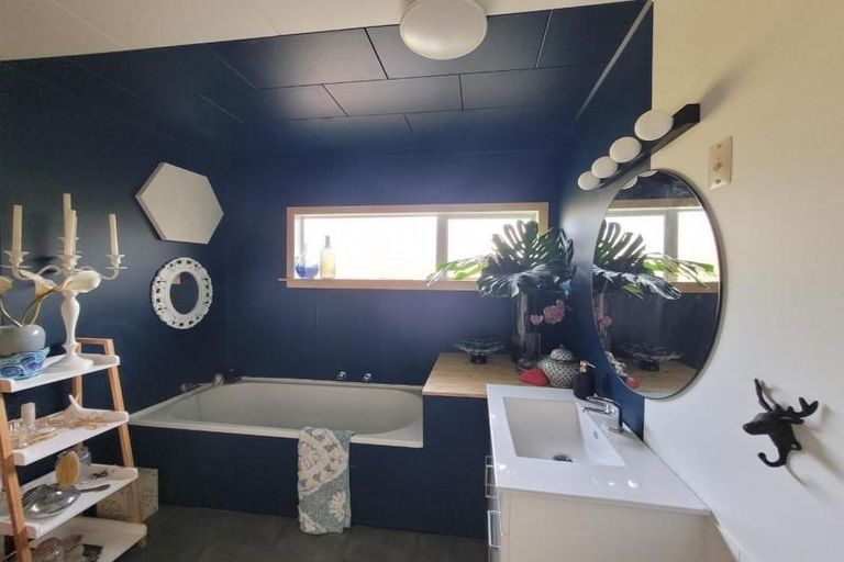 Photo of property in 15 Linda Street, Oakura, 4314